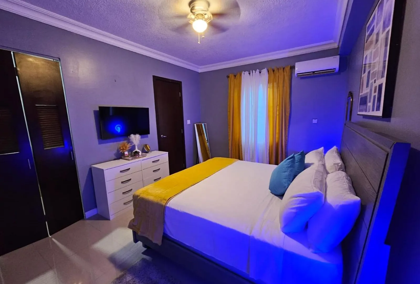 Paradise Haven At Hamptons - -Across From Ac Marriot Hotel Kingston 0*,  Jamaica